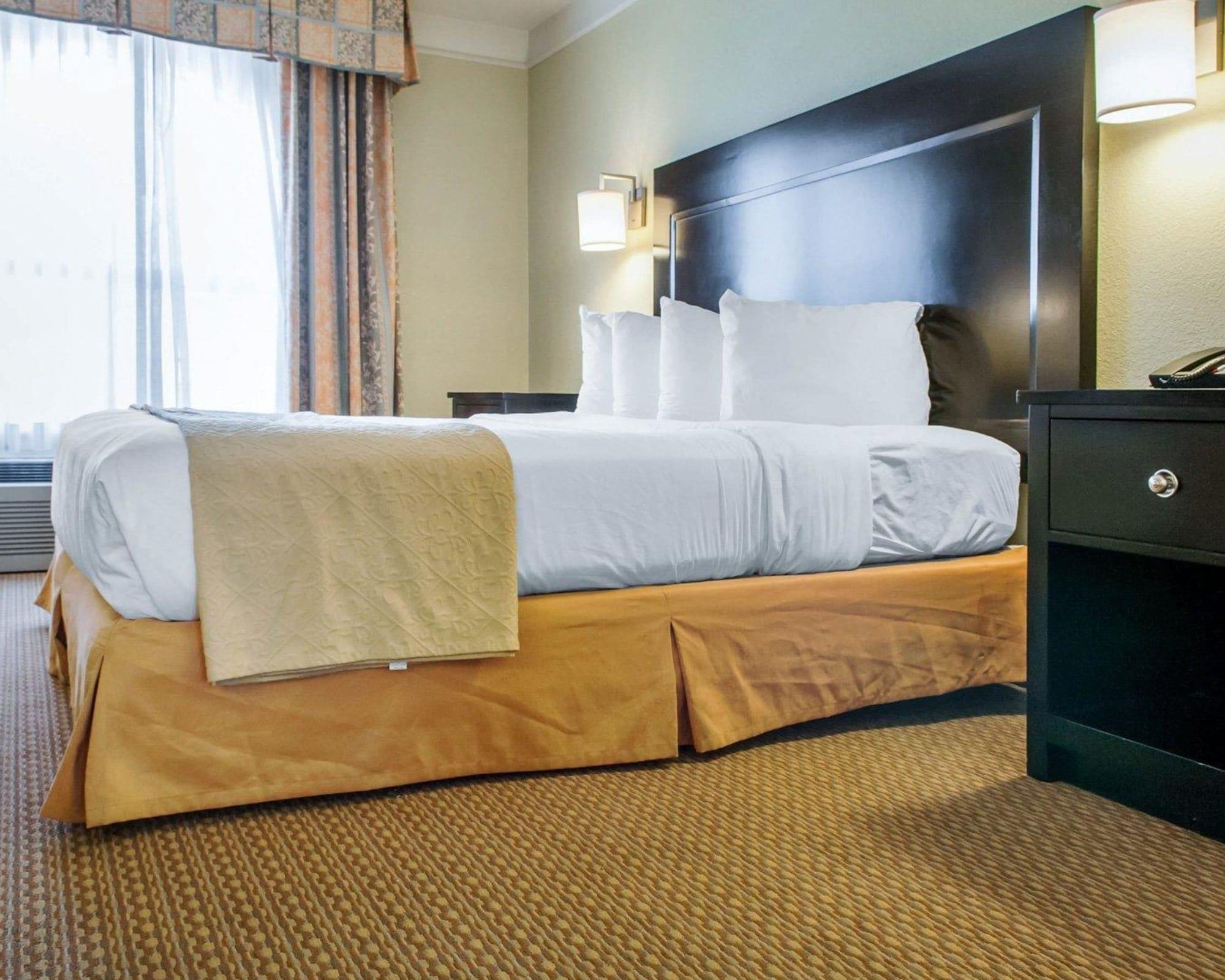 Quality Inn & Suites Gallup I-40 Exit 20 Bagian luar foto