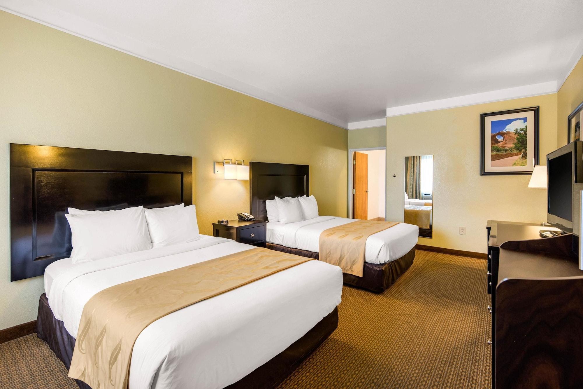 Quality Inn & Suites Gallup I-40 Exit 20 Bagian luar foto