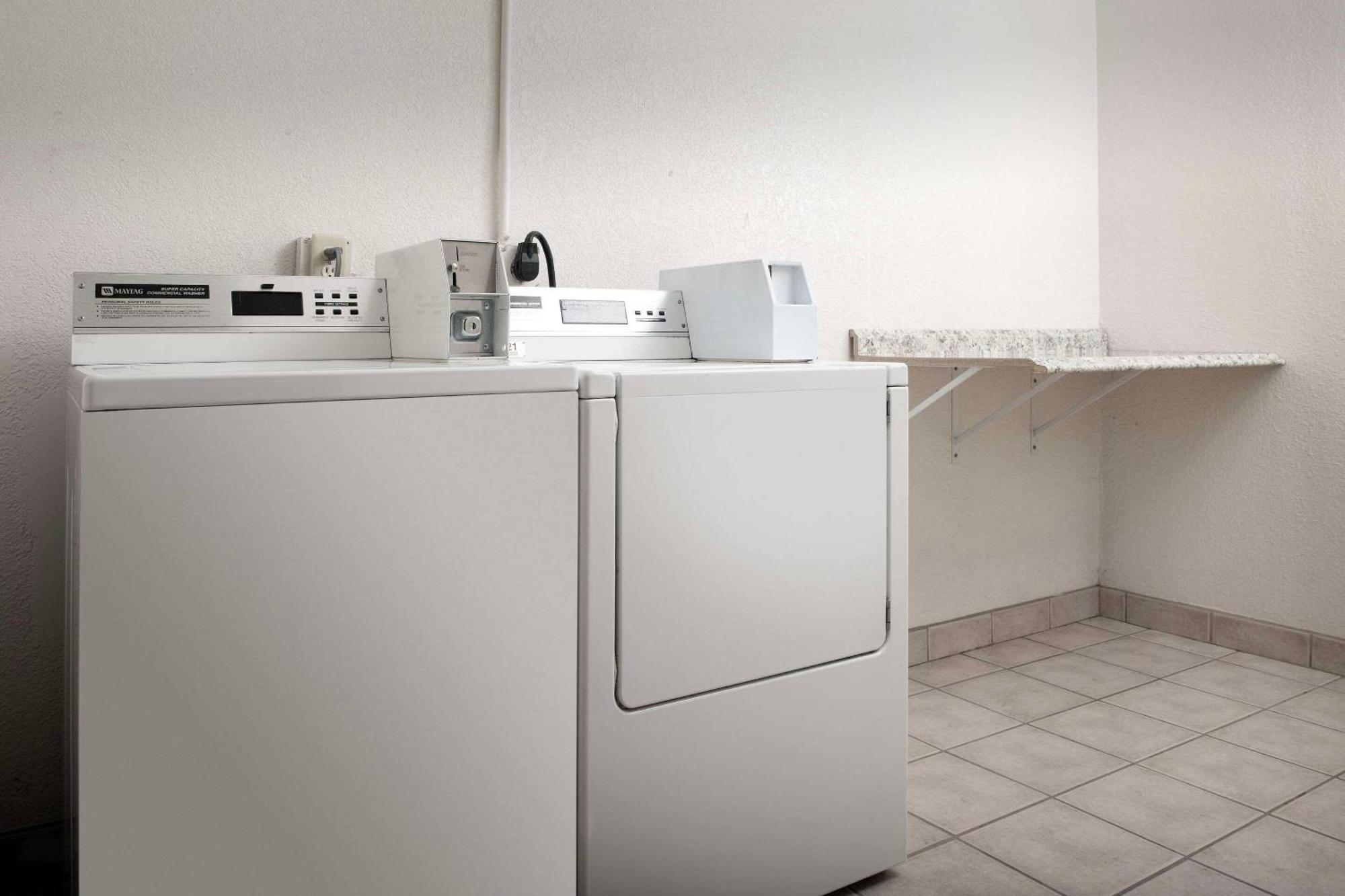 Quality Inn & Suites Gallup I-40 Exit 20 Bagian luar foto