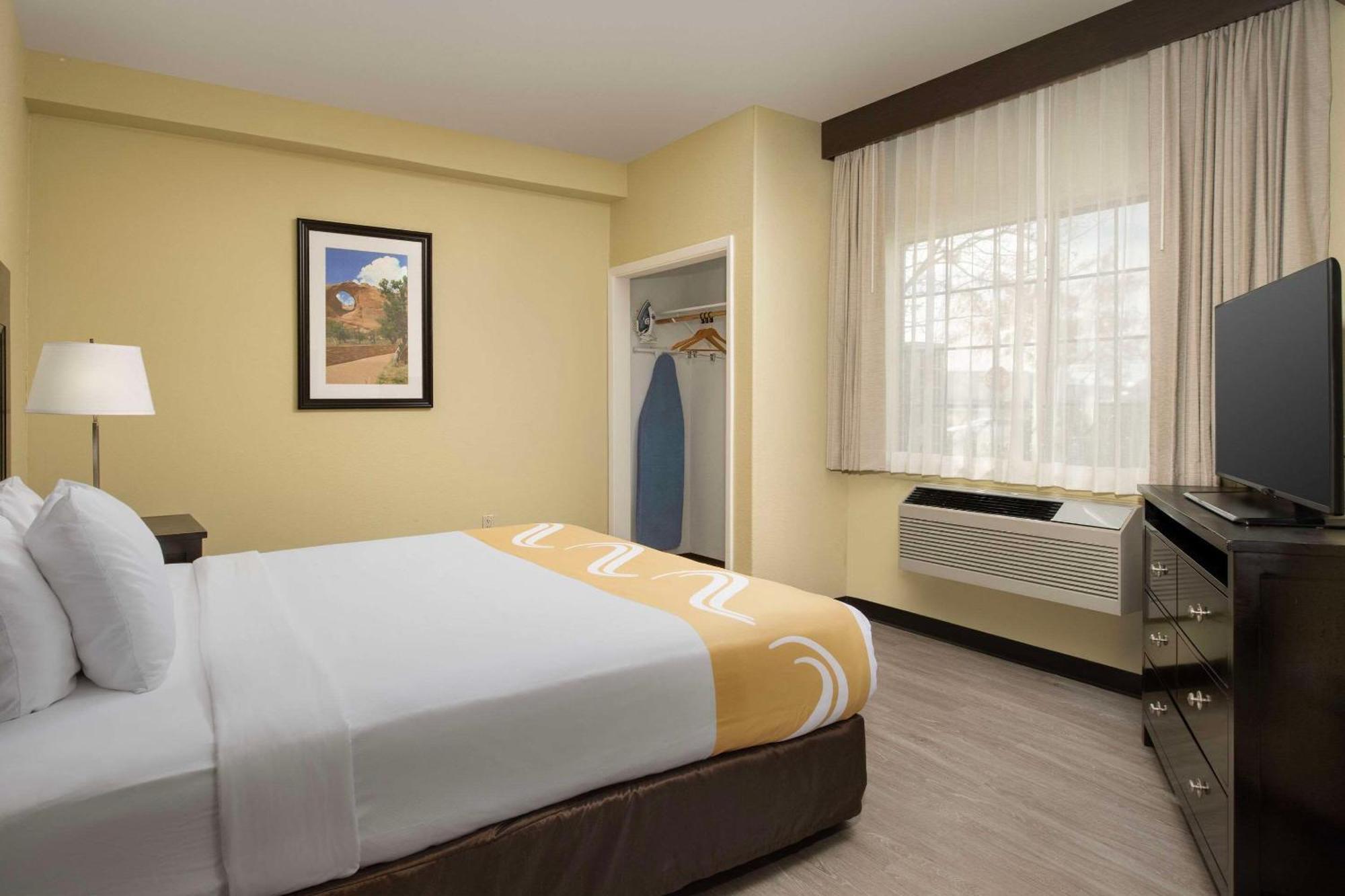 Quality Inn & Suites Gallup I-40 Exit 20 Bagian luar foto