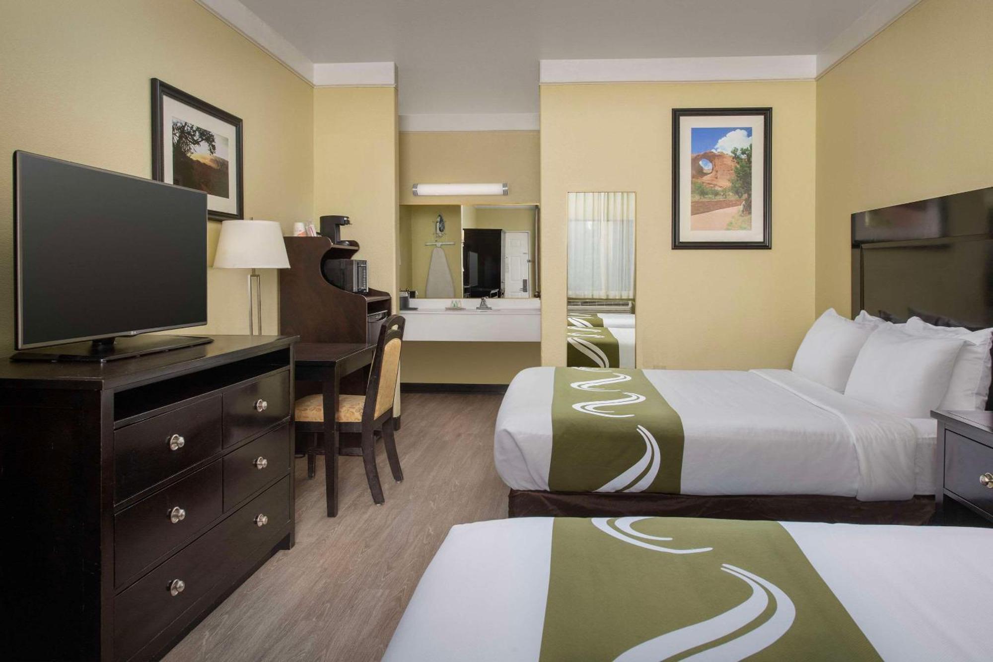 Quality Inn & Suites Gallup I-40 Exit 20 Bagian luar foto