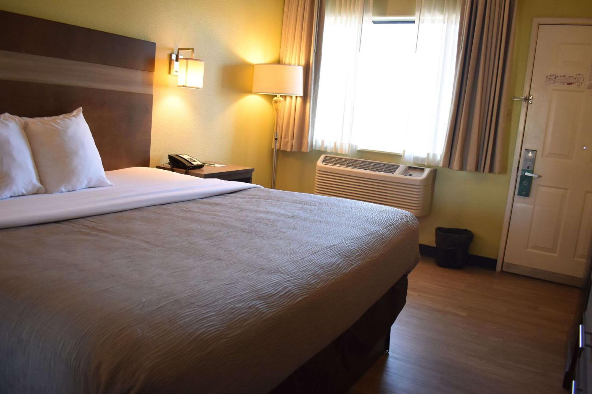 Quality Inn & Suites Gallup I-40 Exit 20 Bagian luar foto