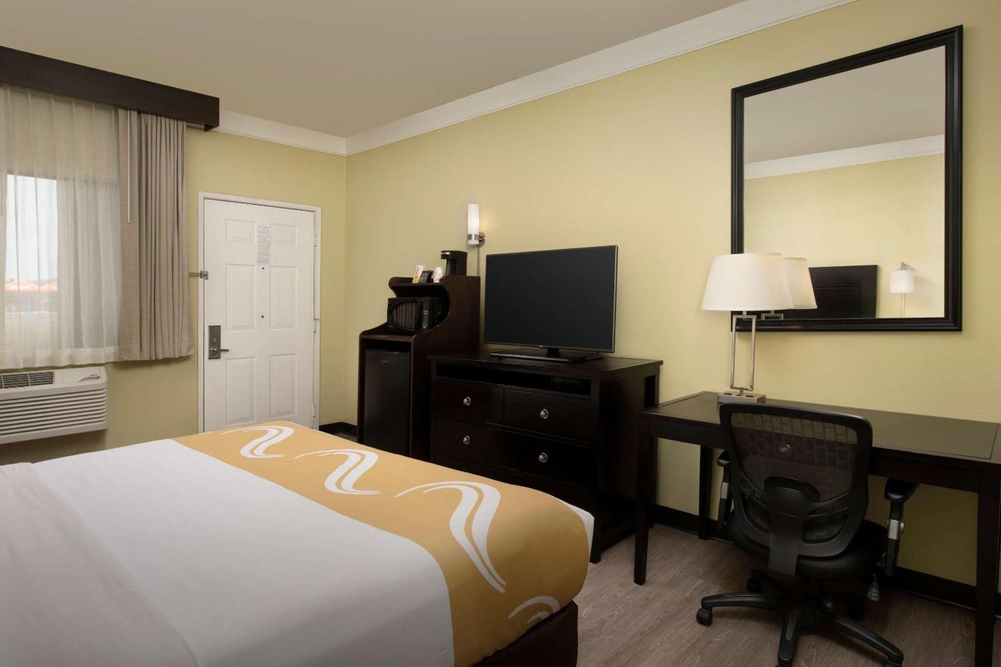Quality Inn & Suites Gallup I-40 Exit 20 Bagian luar foto