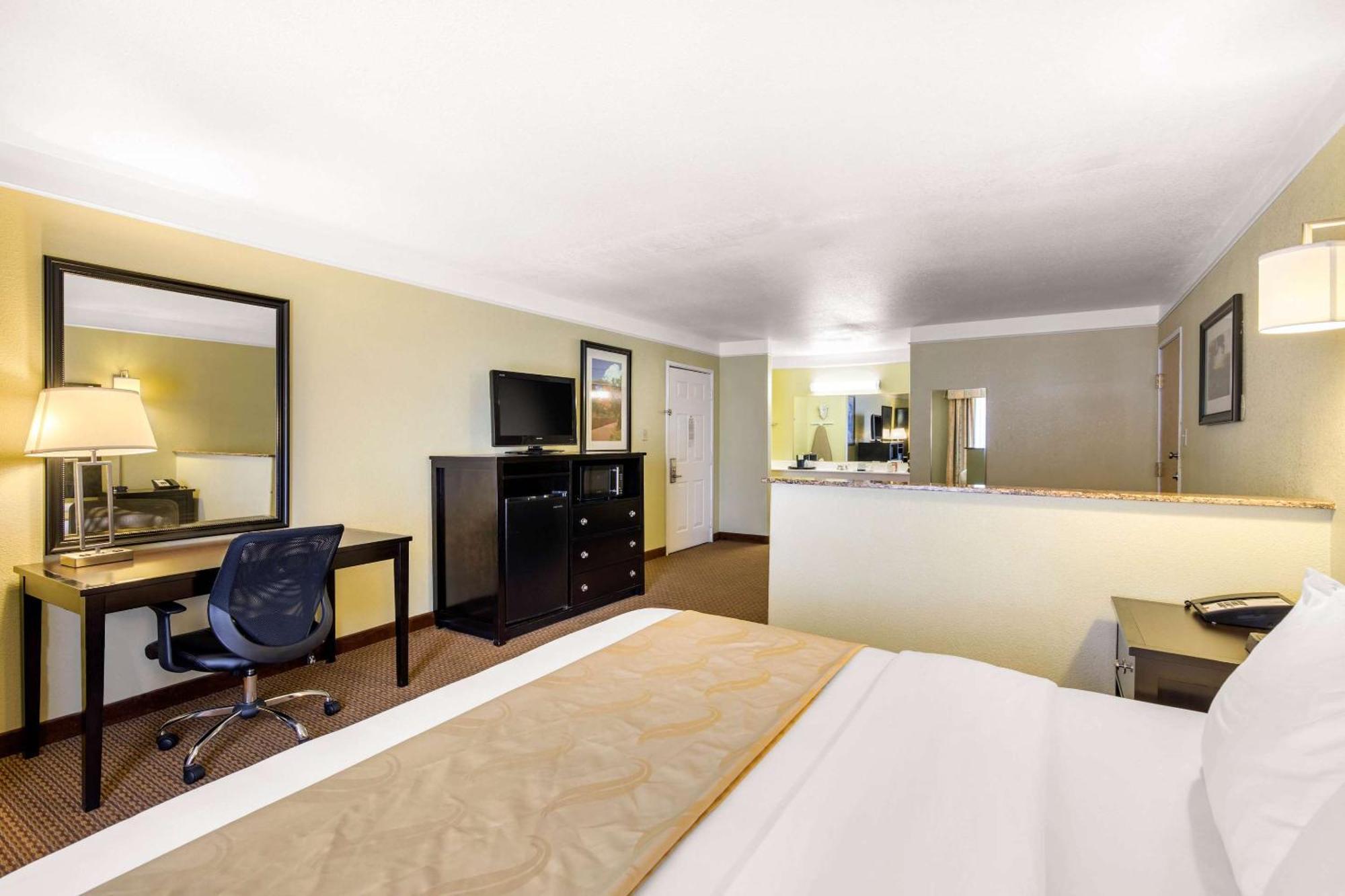 Quality Inn & Suites Gallup I-40 Exit 20 Bagian luar foto